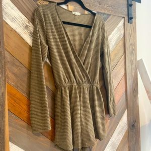 Green long sleeve Billabong jumper